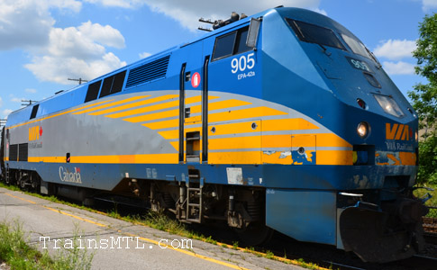 Locomotive VIA905 right side / coté droit